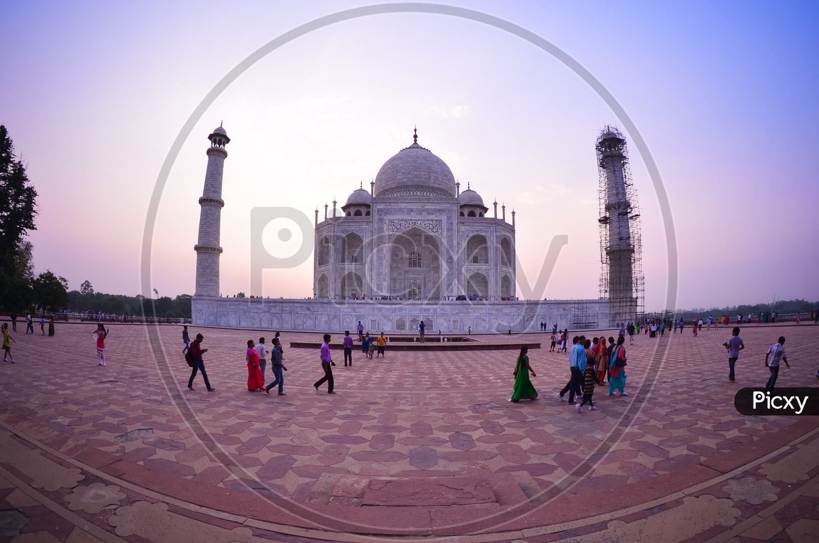 Wide view of Taj Mahal