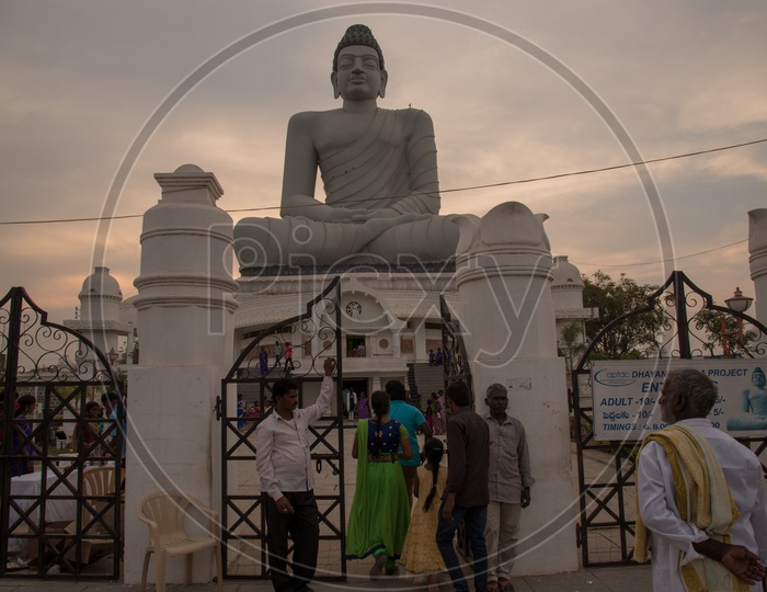 Dhyana Buddha, Amaravati, Entrance