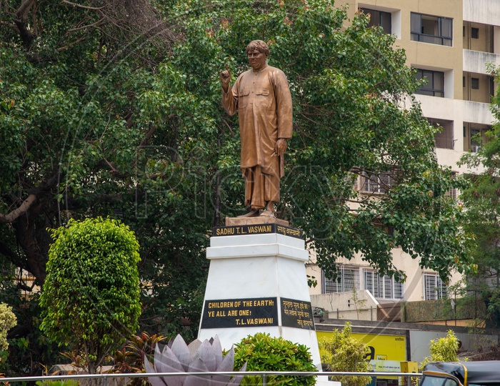 Sadhu Vaswani Statue