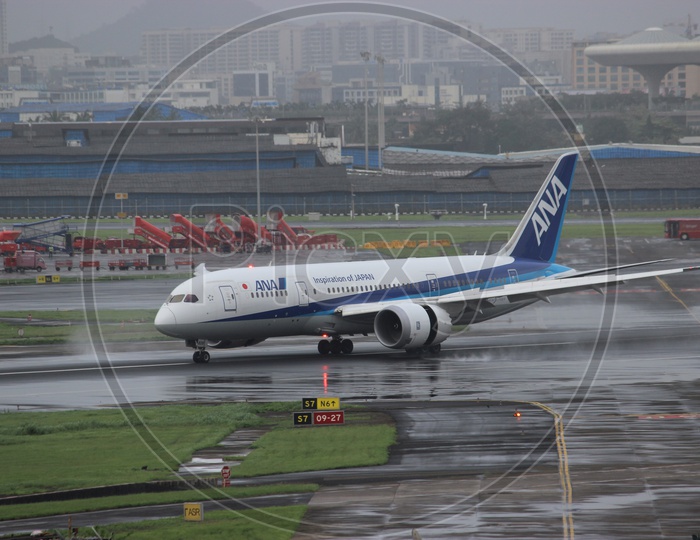 ANA 787 slowing down over runway 27