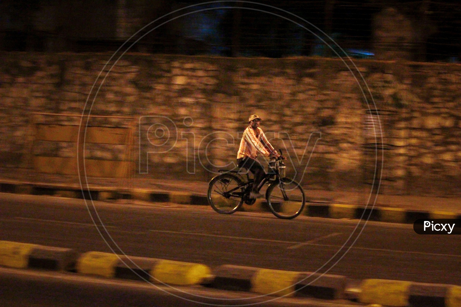 A man riding his bicycle at down in Mumbai