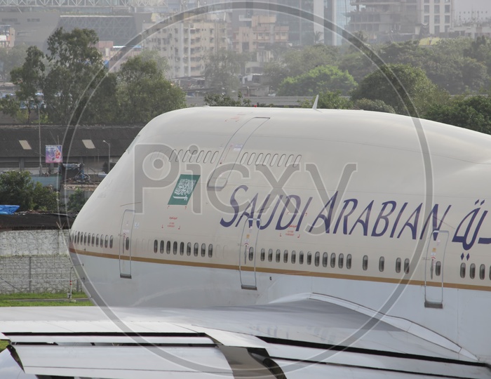 Saudia 747 taking hajj passengers from mumbai