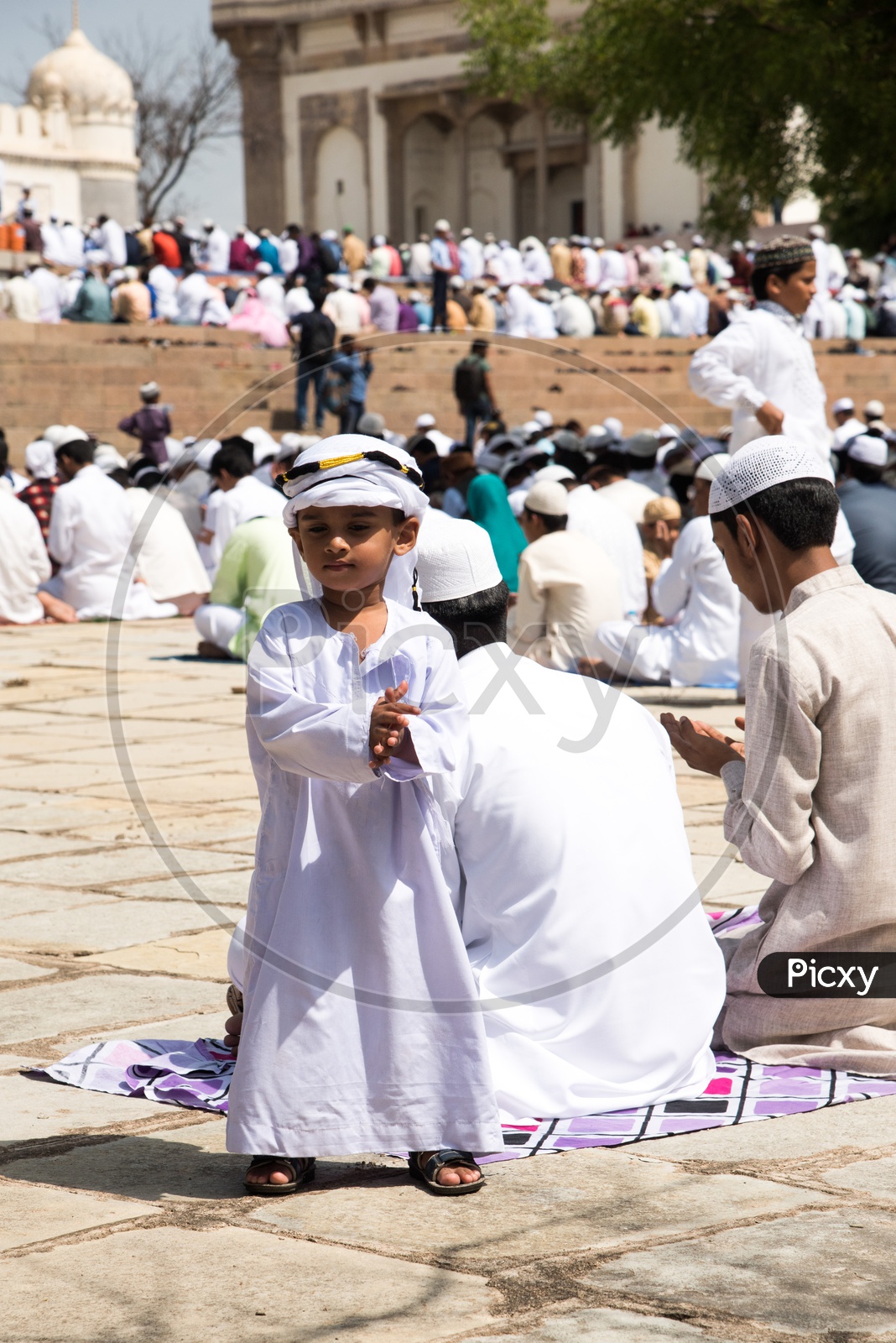 Kid dressed in Arabic robe during Eid