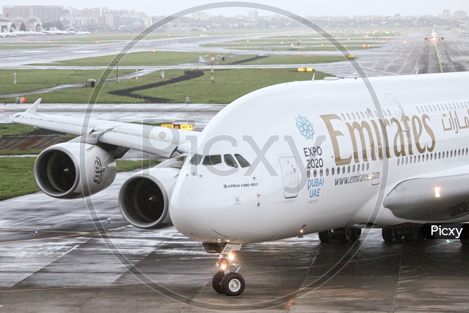 emirates delay departure from mumbai