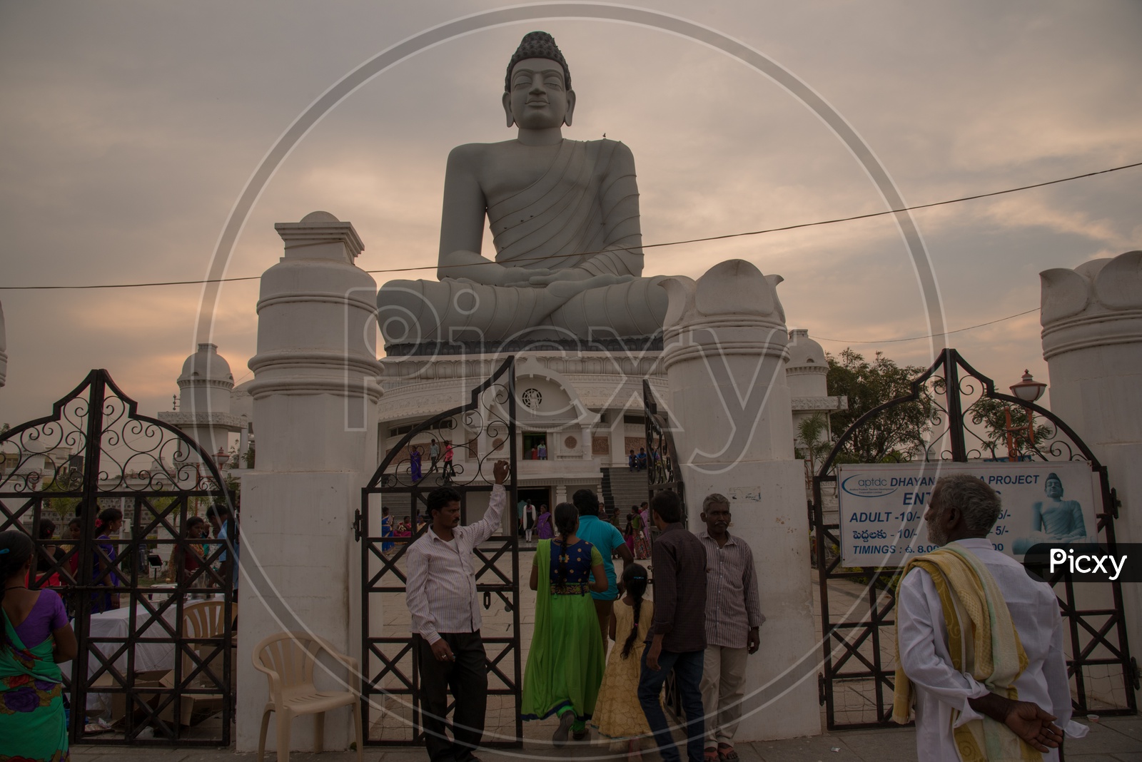 Dhyana Buddha, Amaravati, Entrance