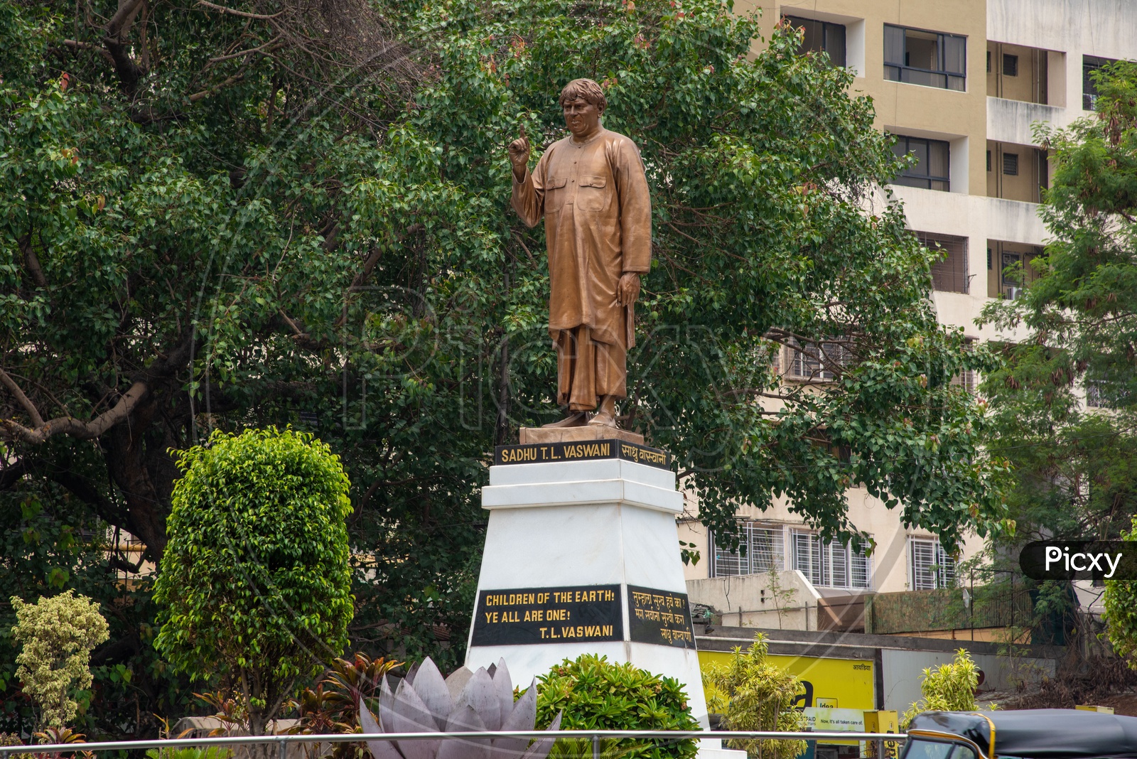 Sadhu Vaswani Statue