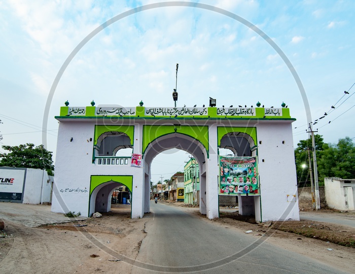 Kamaan / Entrance to Pahadi Shareef Dargah
