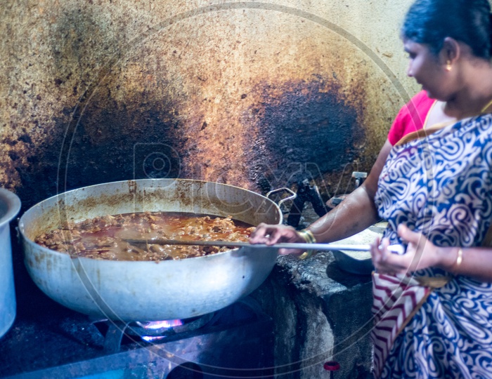chicken curry cooking in sea inn ( raju gaari dhaba )