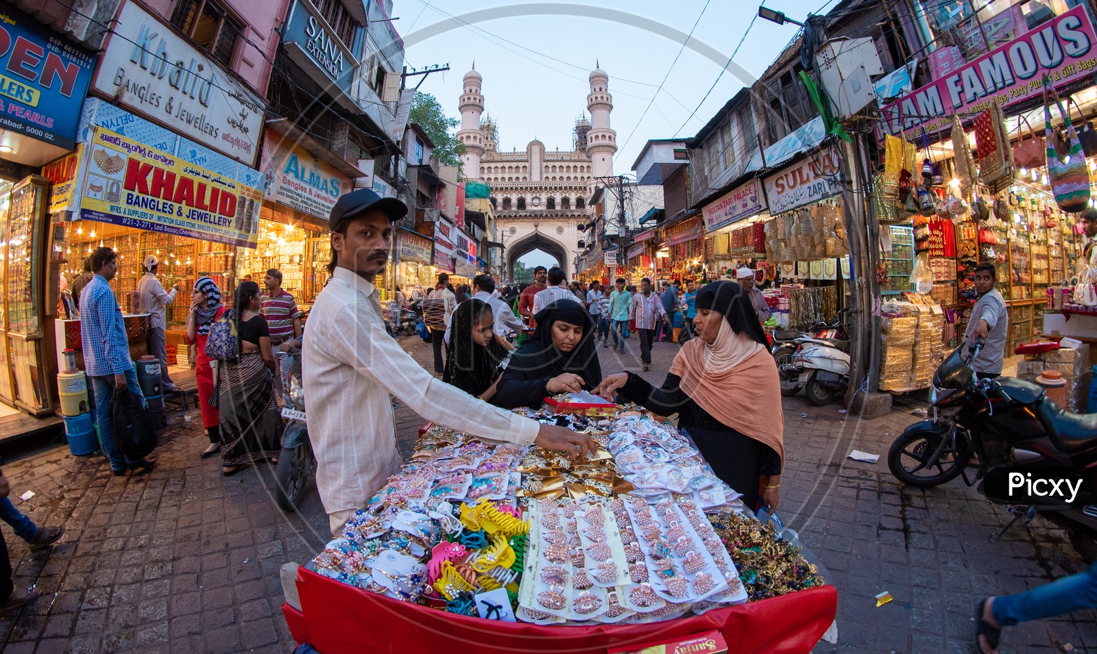 Street shopping in Laad Bazaar