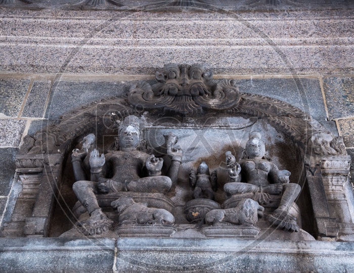 Shiva parvathi sculptures at Kapaleeswar temple