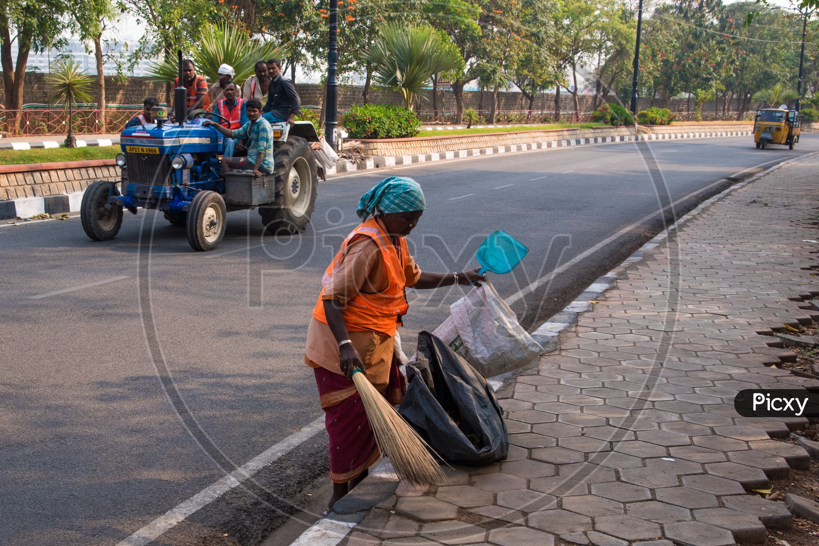 GHMC & HUDA Sanitary Workers Cleaning the roads