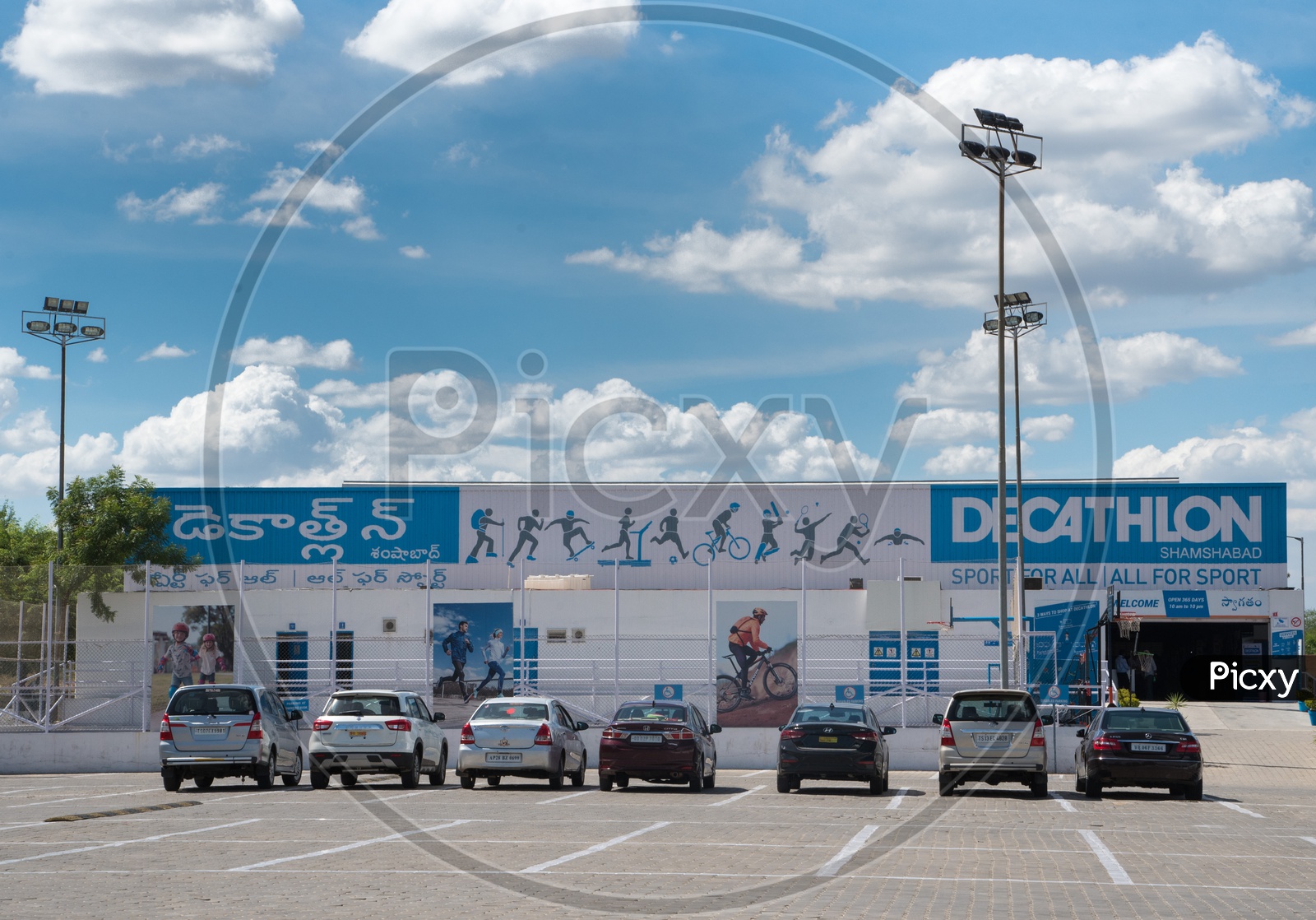 Decathlon Sporting Goods Store Stock Photo - Download Image Now - Decathlon,  Building Exterior, Business - iStock