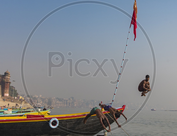 Children jumping into the Ganga river