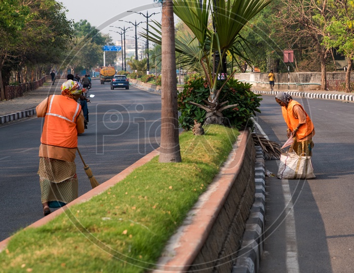 GHMC & HUDA Sanitary Workers Cleaning the roads