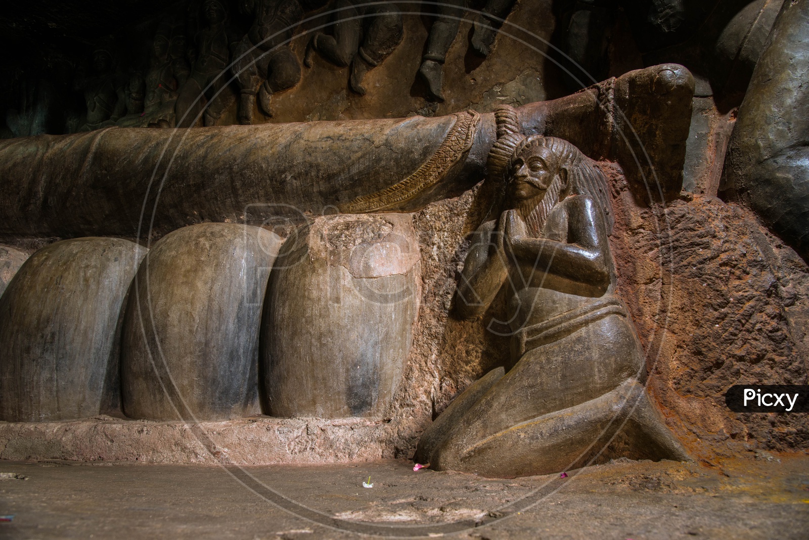 A saint praying to Vishnu has also been sculpted along with the Gaint Anantasayana Vishnu Idol.