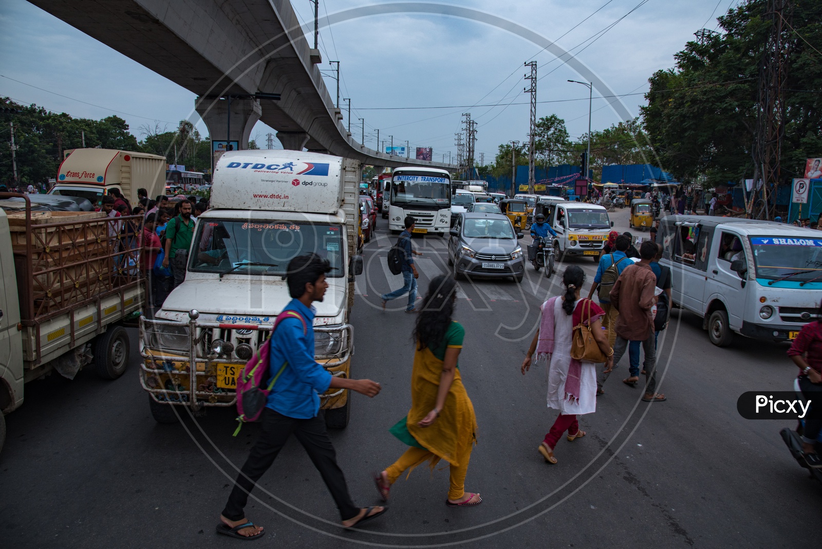 Pedestrains crossing a signal in Hyderabad irregularly