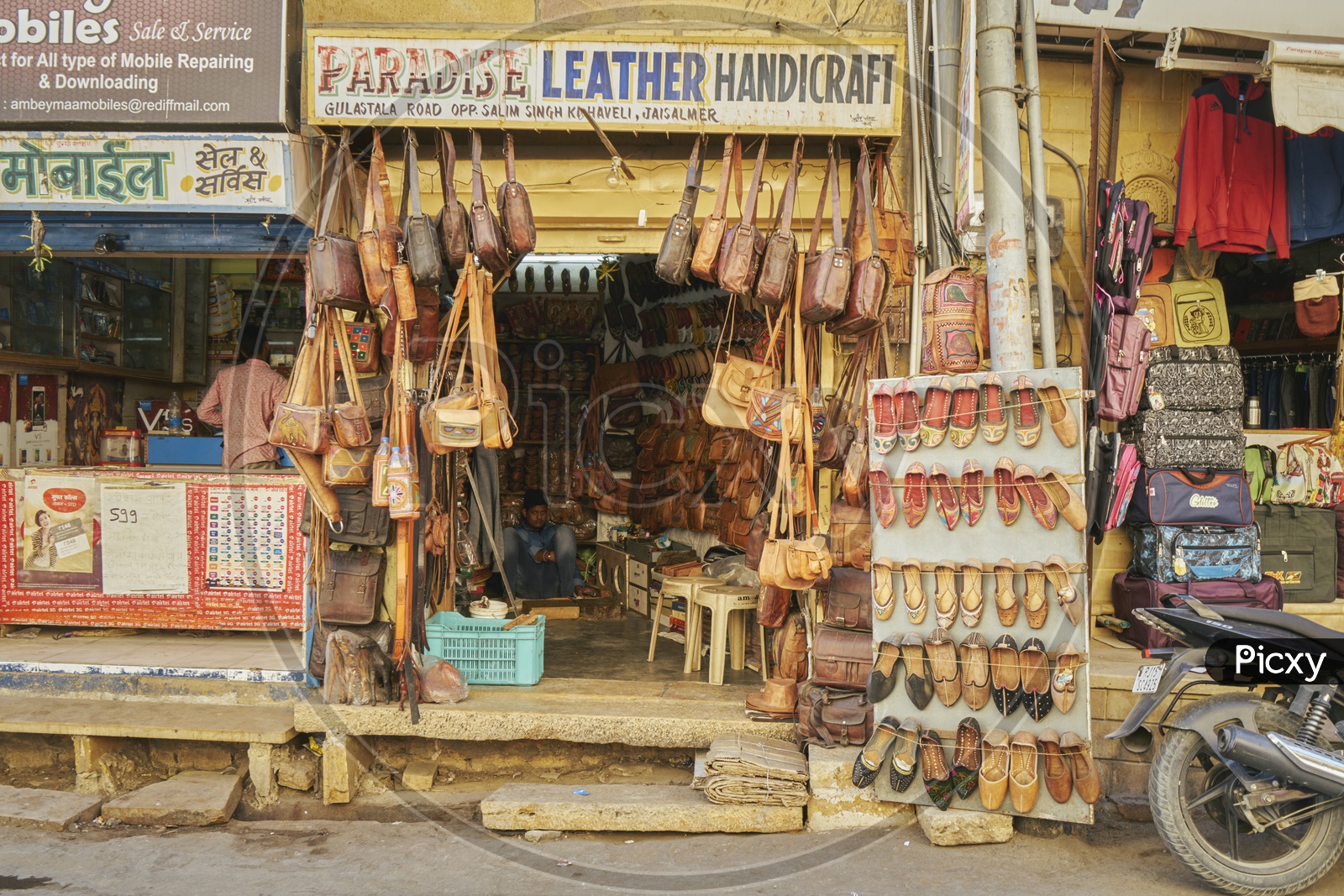 Image of Leather StoresKZ013561Picxy