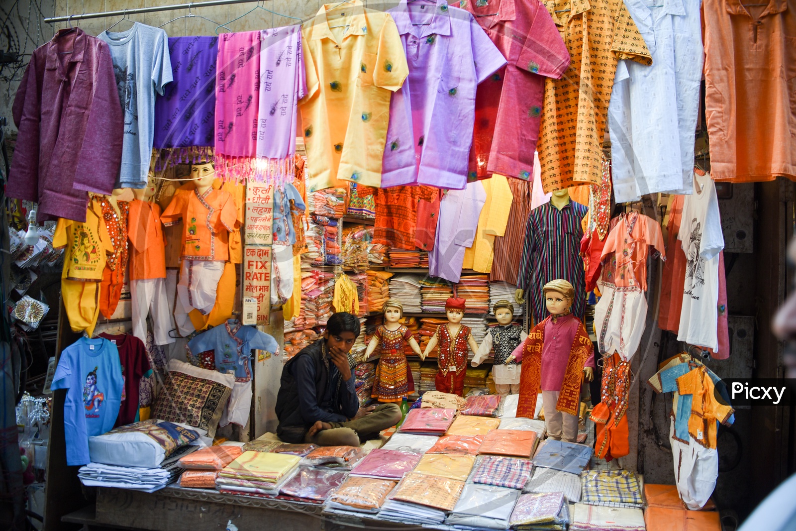 Store selling Handloom Khadi clothes in Vridavan