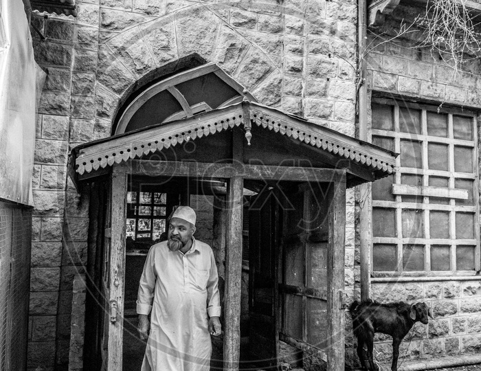 Old Muslim man at Mozamjahi Market