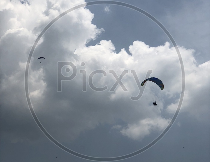 Parachutes at Bir-Billing