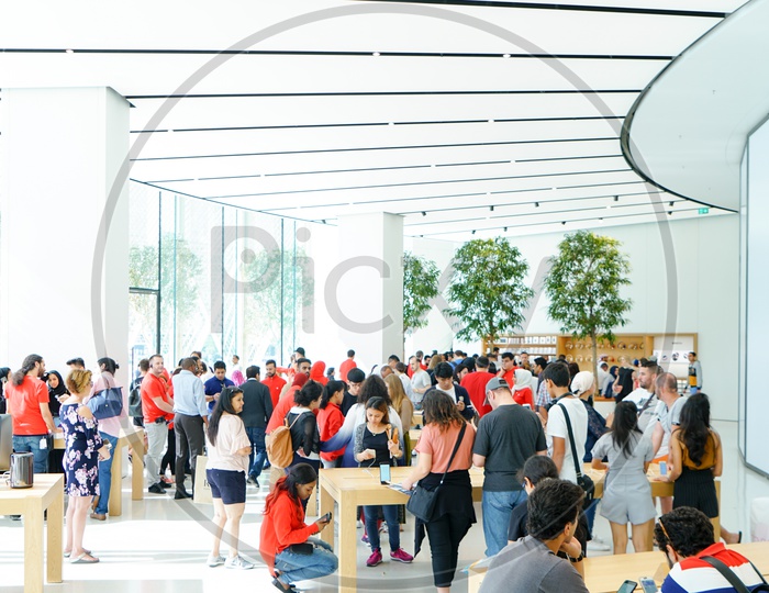 Shopping at Apple Store - Dubai Mall