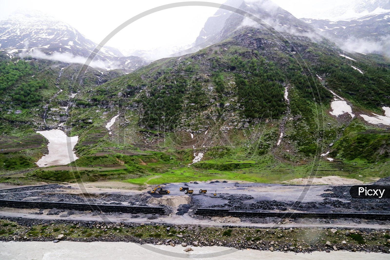 Construction works On the way to Rohtang Pass