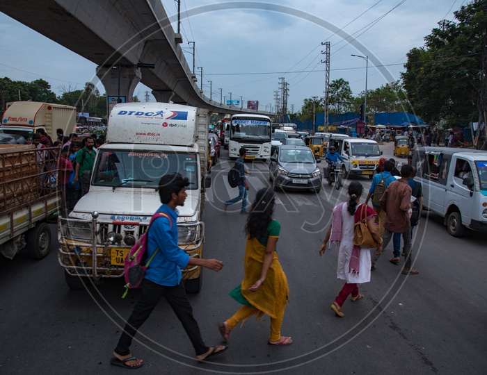 Pedestrains crossing a signal in Hyderabad irregularly