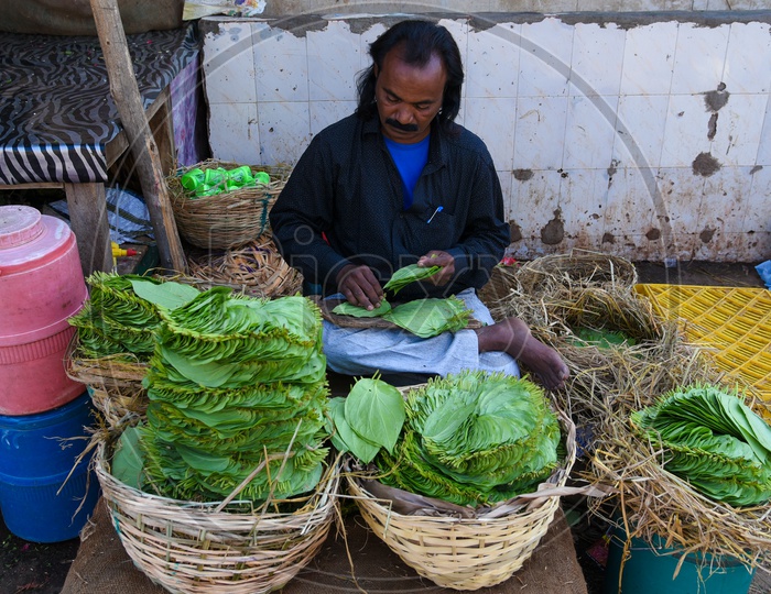 Vendor selling beetle leaves