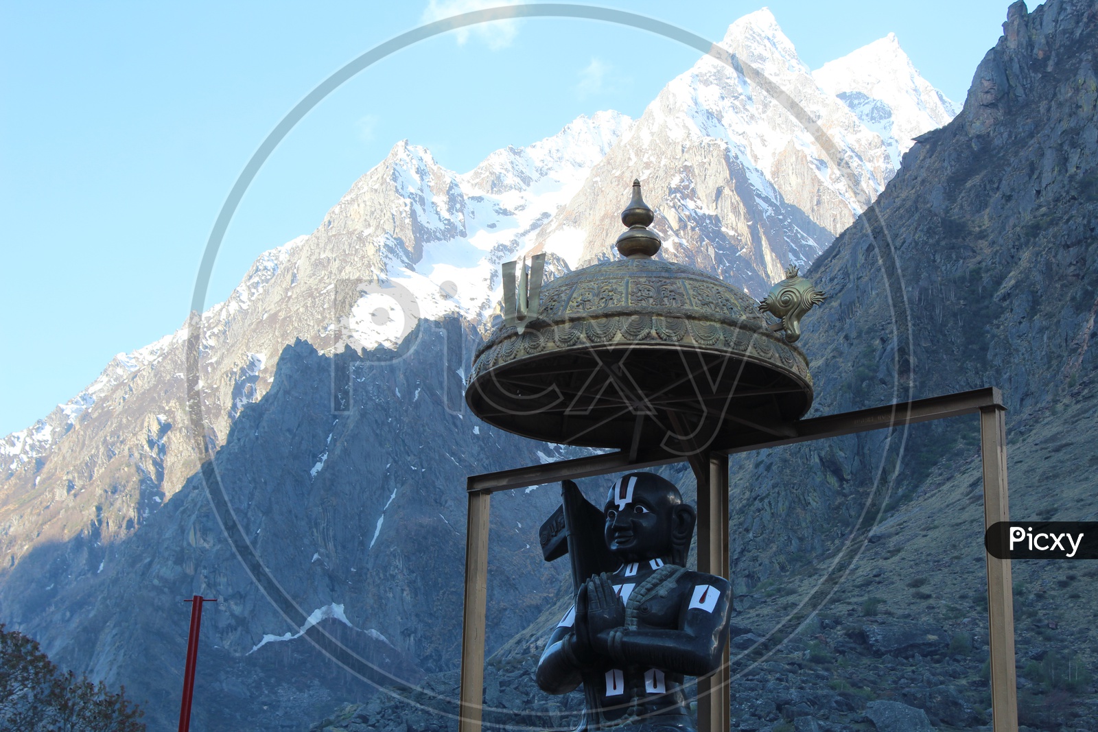 Vamana statue and Himalayas