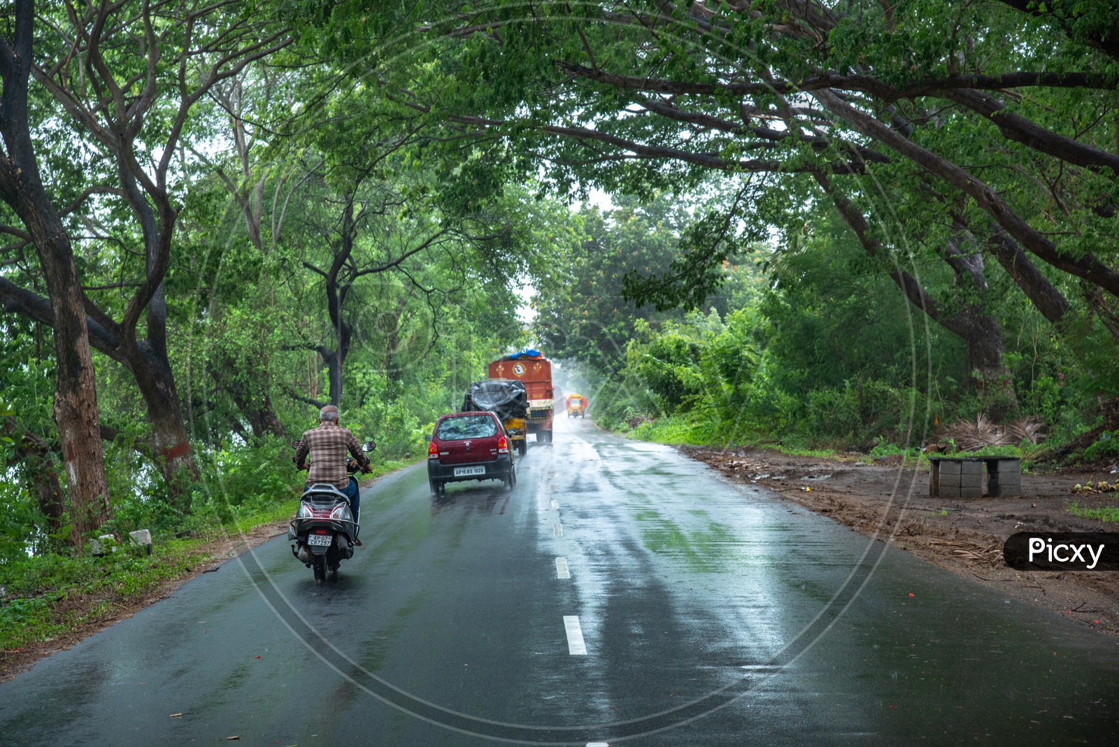 Vehicles on roads in rain near Manchikalapudi, Tenali Road