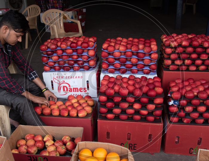 Vendor sorting Apples
