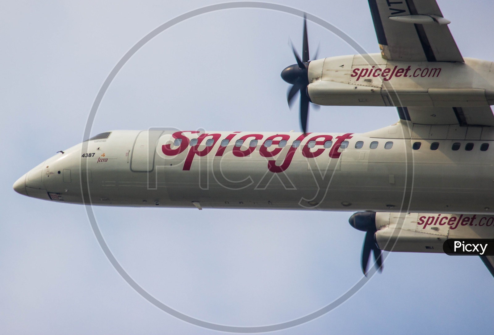 spicejet airlines Q400 dash8