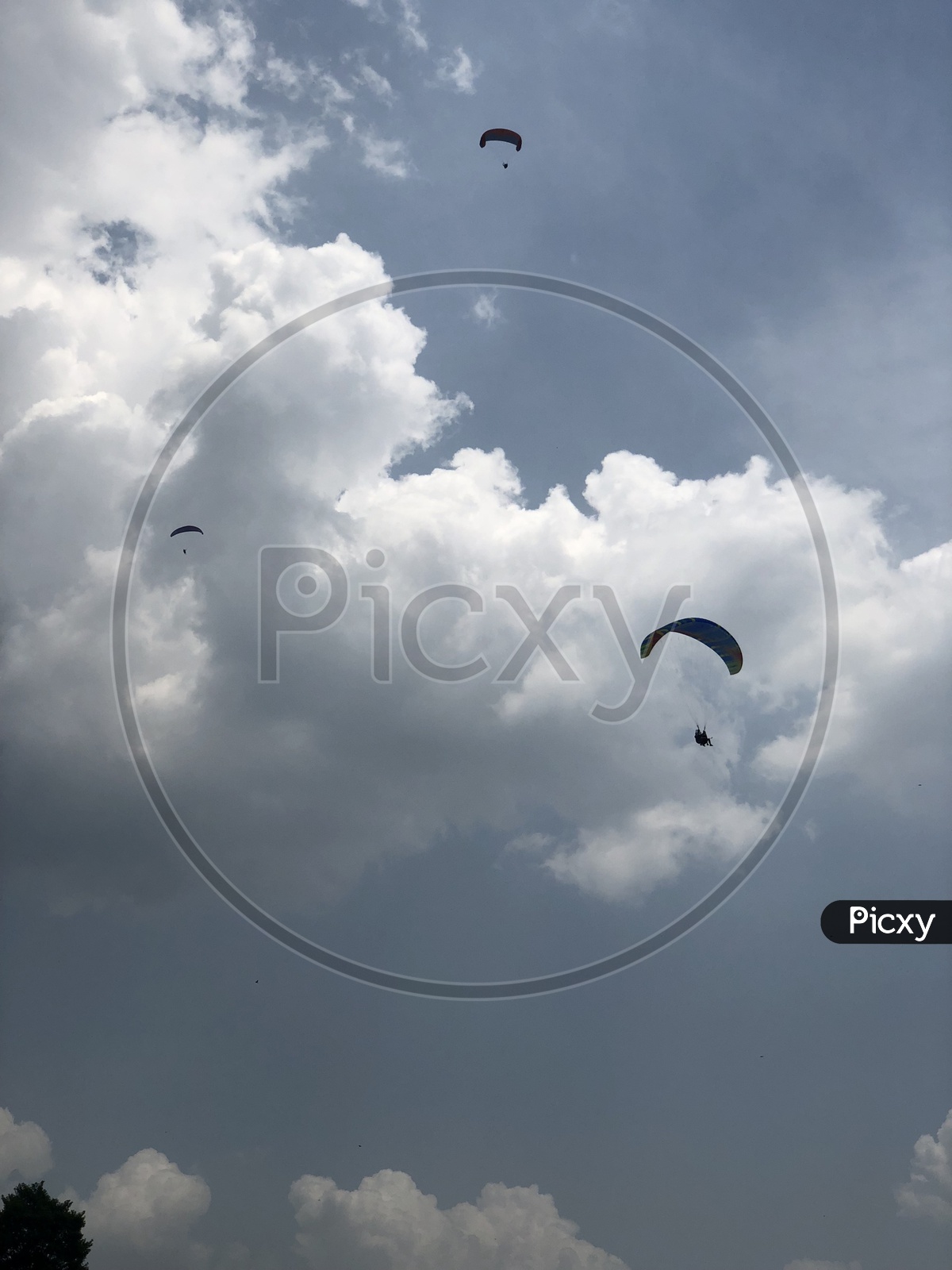 Parachutes at Bir-Billing
