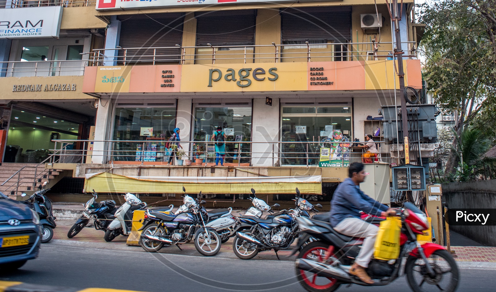 Pages Book store