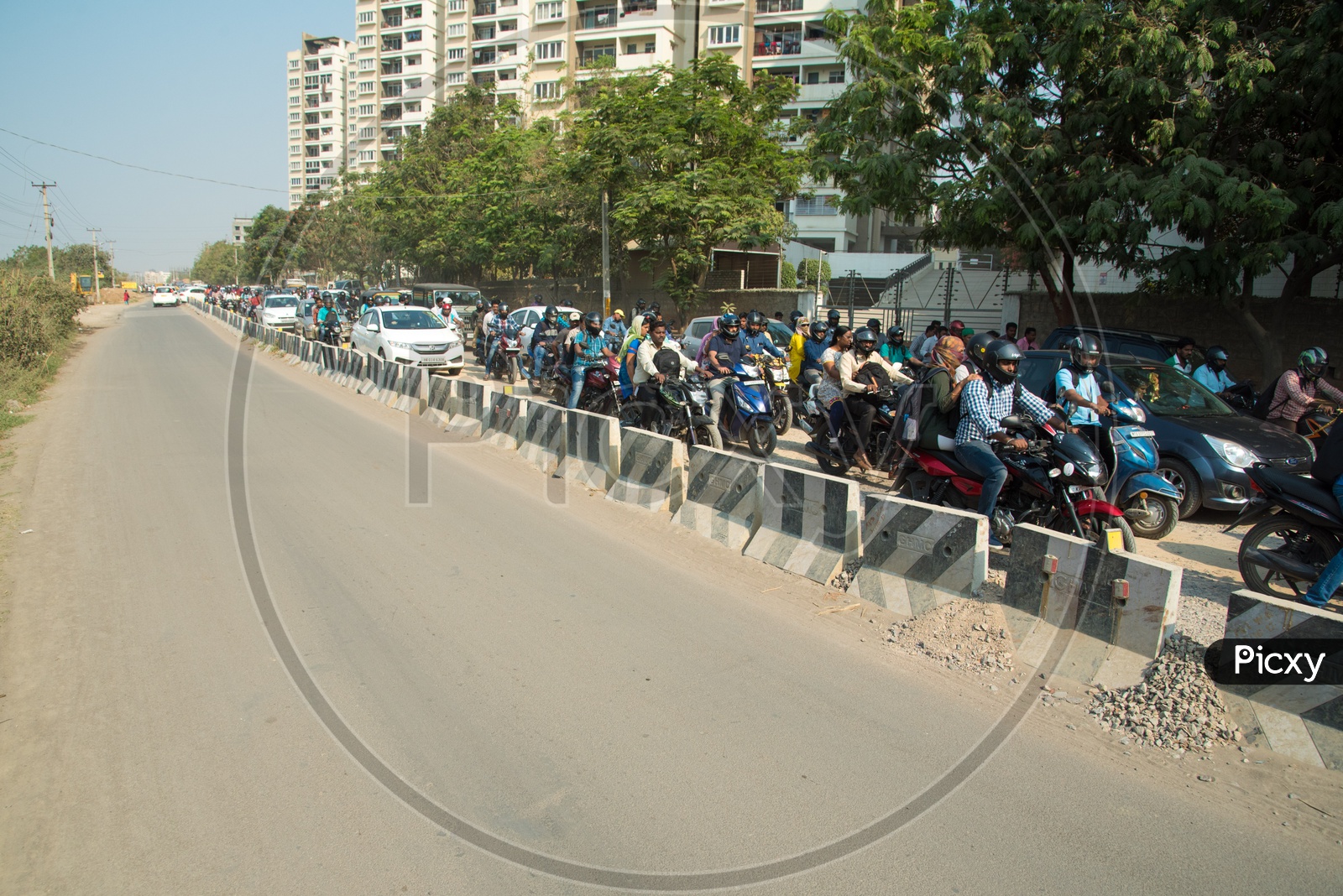 image-of-traffic-at-peak-office-hours-hafeezpet-to-hitech-city-road