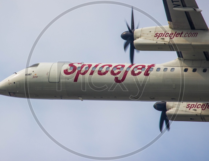 spicejet airlines Q400 dash8
