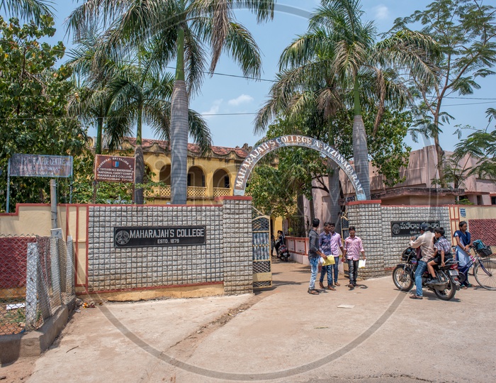 maharaja's college