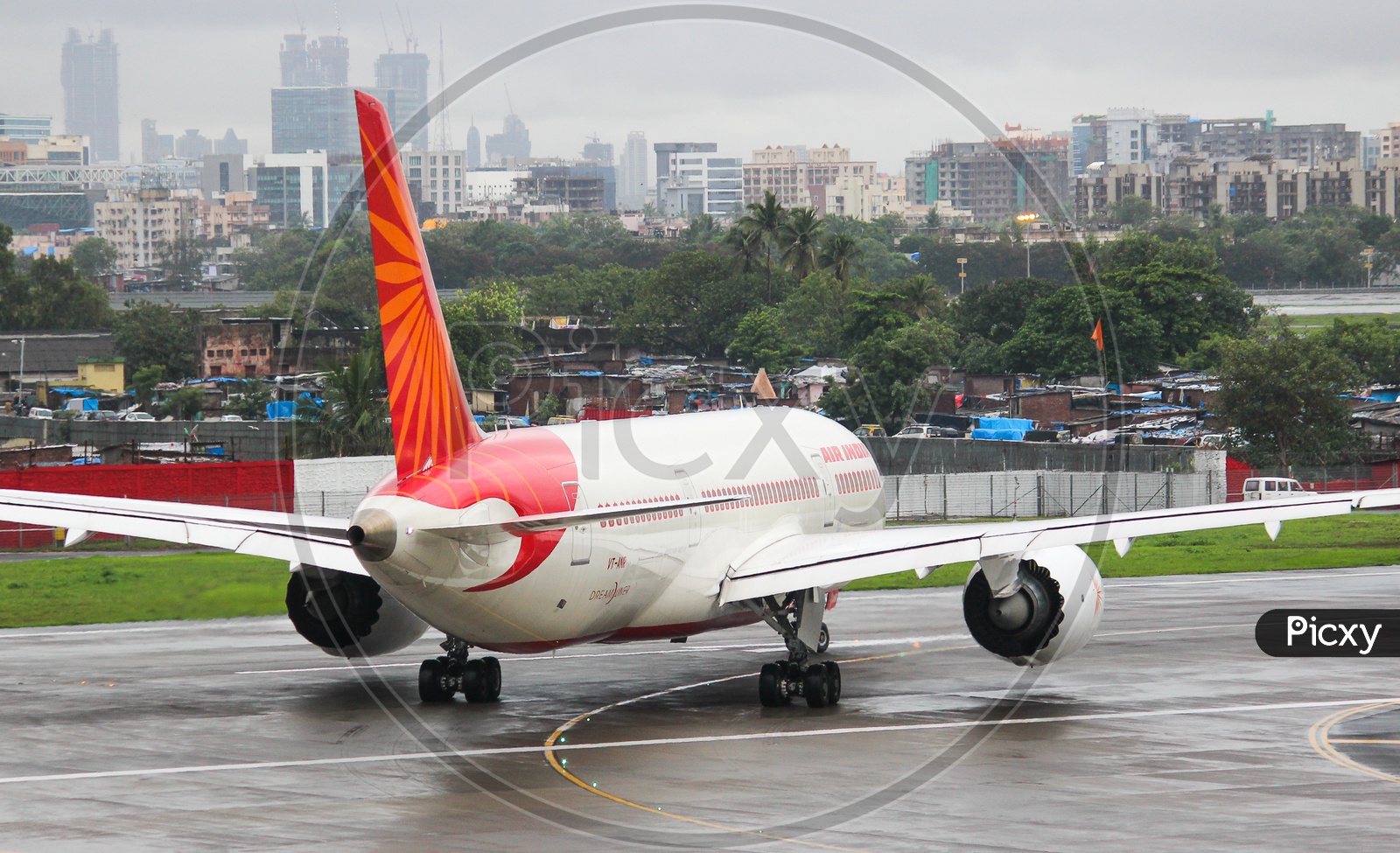 Air India B787 Dreamliner bidding adieu to Mumbai.