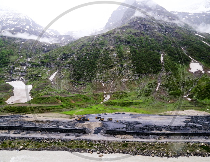 Construction works On the way to Rohtang Pass