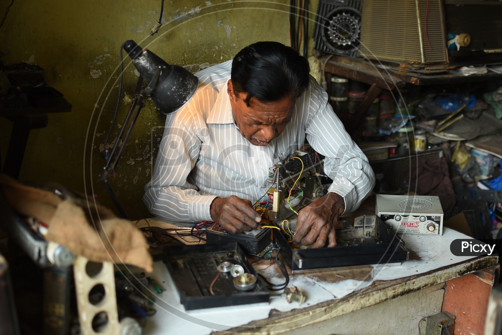 Image of Radio Reparing-RB931310-Picxy