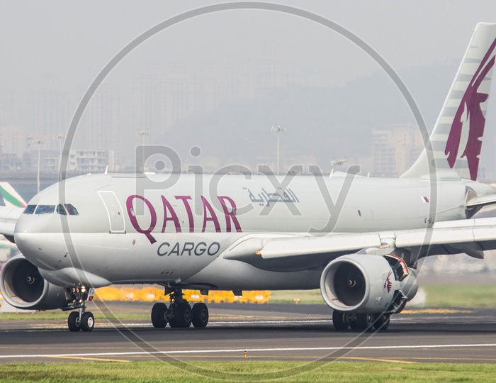Qatar airways A330 slowing over runway27