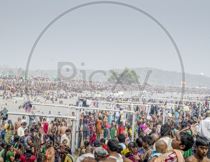 People taking holi dip at Medaram Jatara