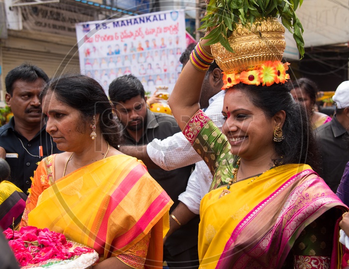 Kalvakuntla Kavitha visits Mahankali Temple during Bonalu Festival