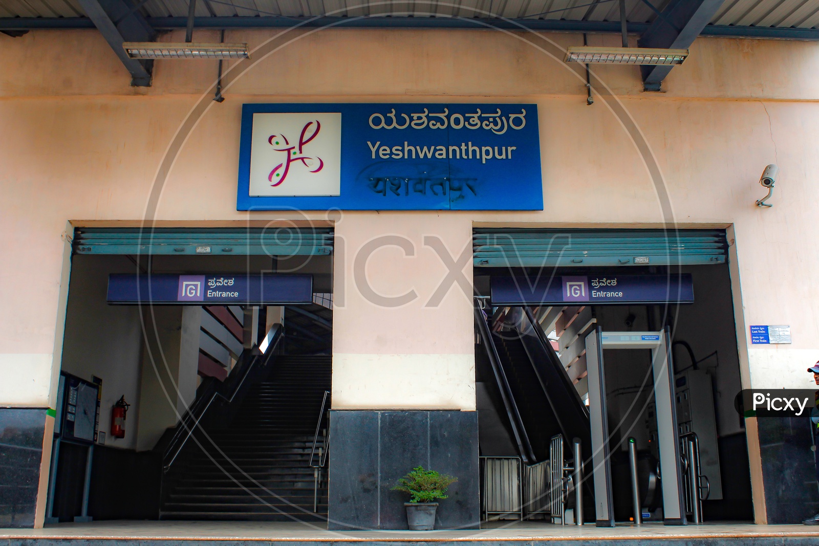 image-of-entrance-to-yeshwanthpur-metro-station-os659342-picxy