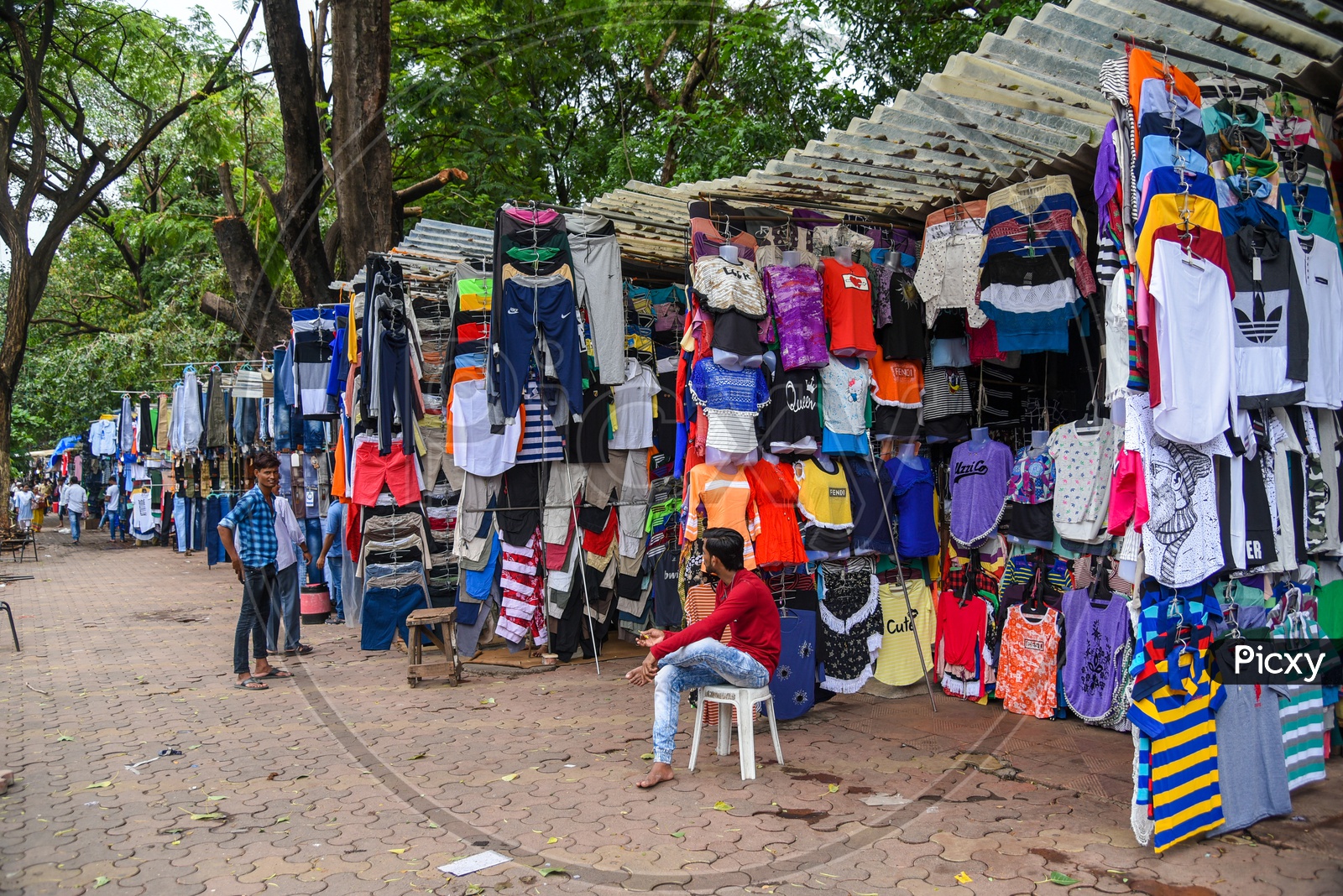 Clothing stores with fashionable goods in Mumbais Fashion Street
