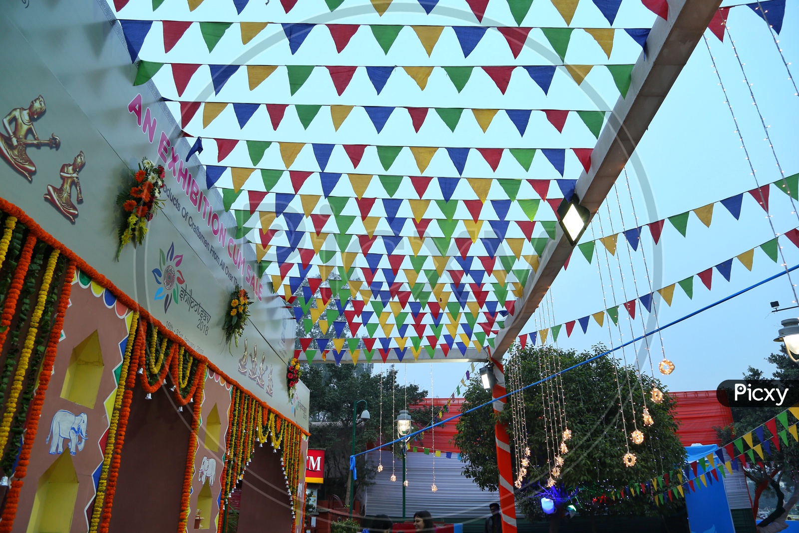 Image of Art and Craft shopping in DelhiDB907239Picxy