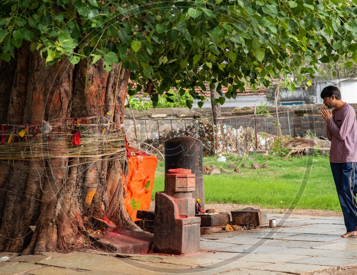a man offering prayers to lord shiva at Thousand Pillars temple