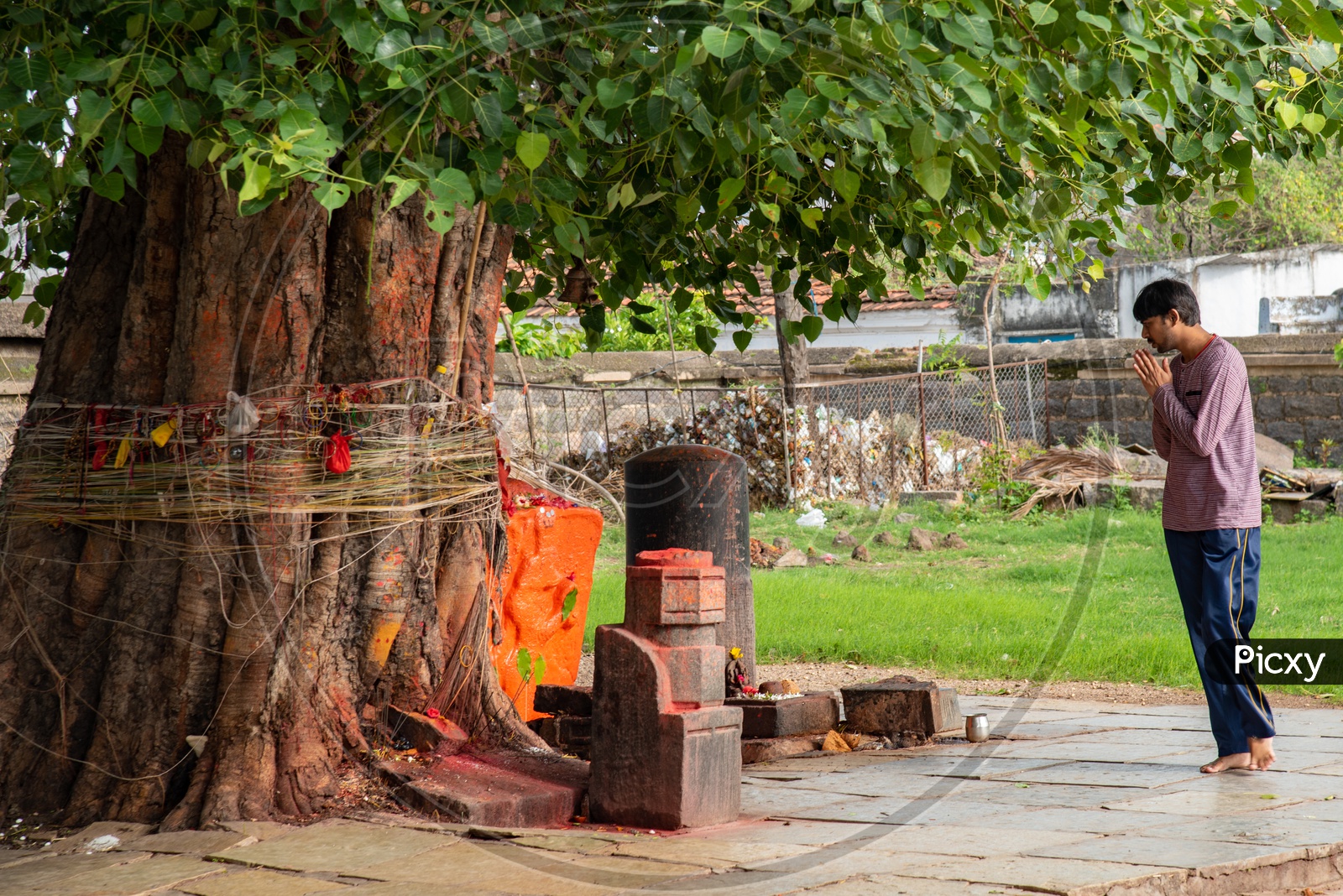 a man offering prayers to lord shiva at Thousand Pillars temple