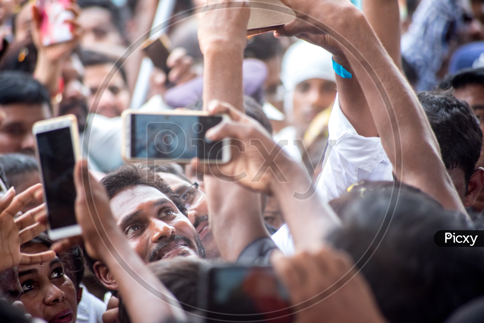 YS Jagan Mohan Reddy clicks pictures with fans