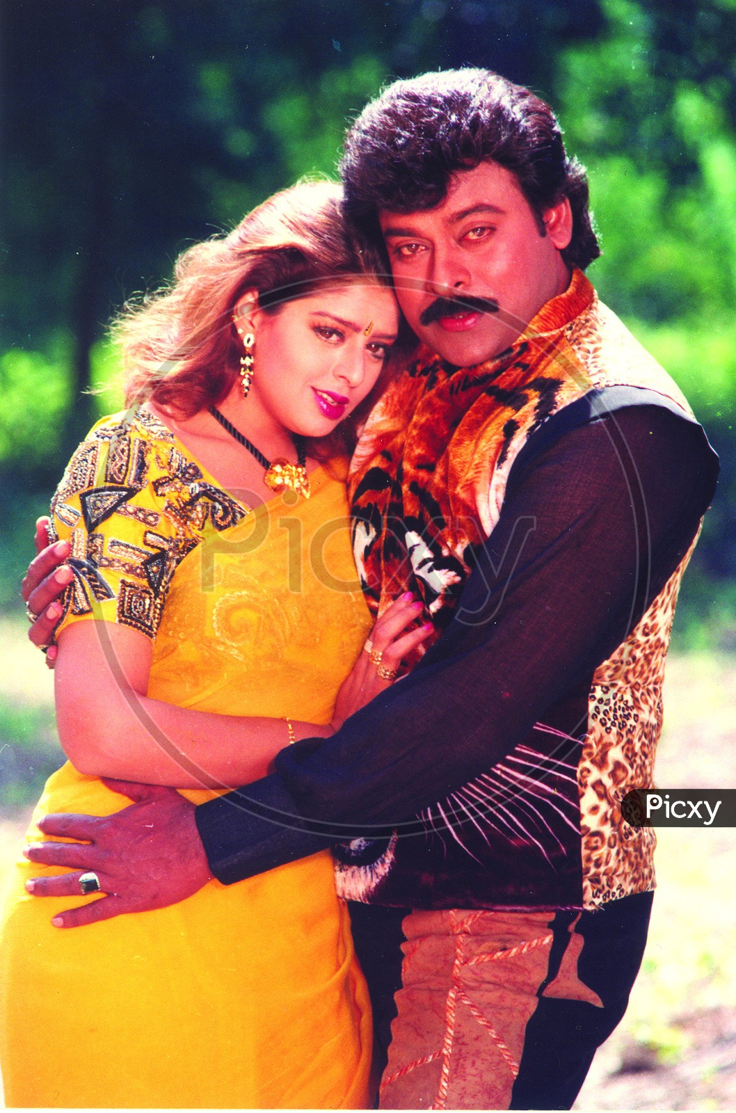 Image of Chiranjeevi and Nagma Movie Still from Rikshavodu-FE657472-Picxy